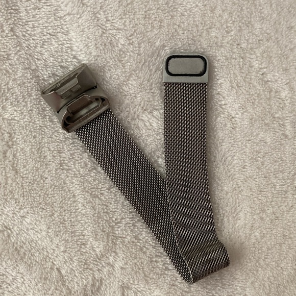 Fitbit Charge 4 , chargers and bands - Picture 2 of 6